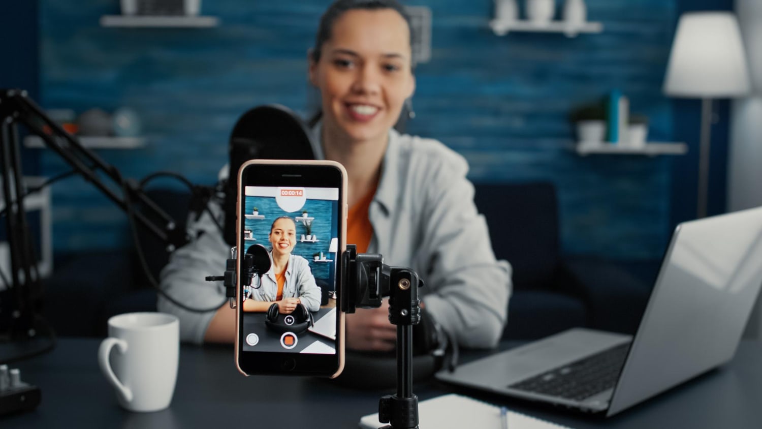 Mujer sonriente siendo filmada por un smartphone 