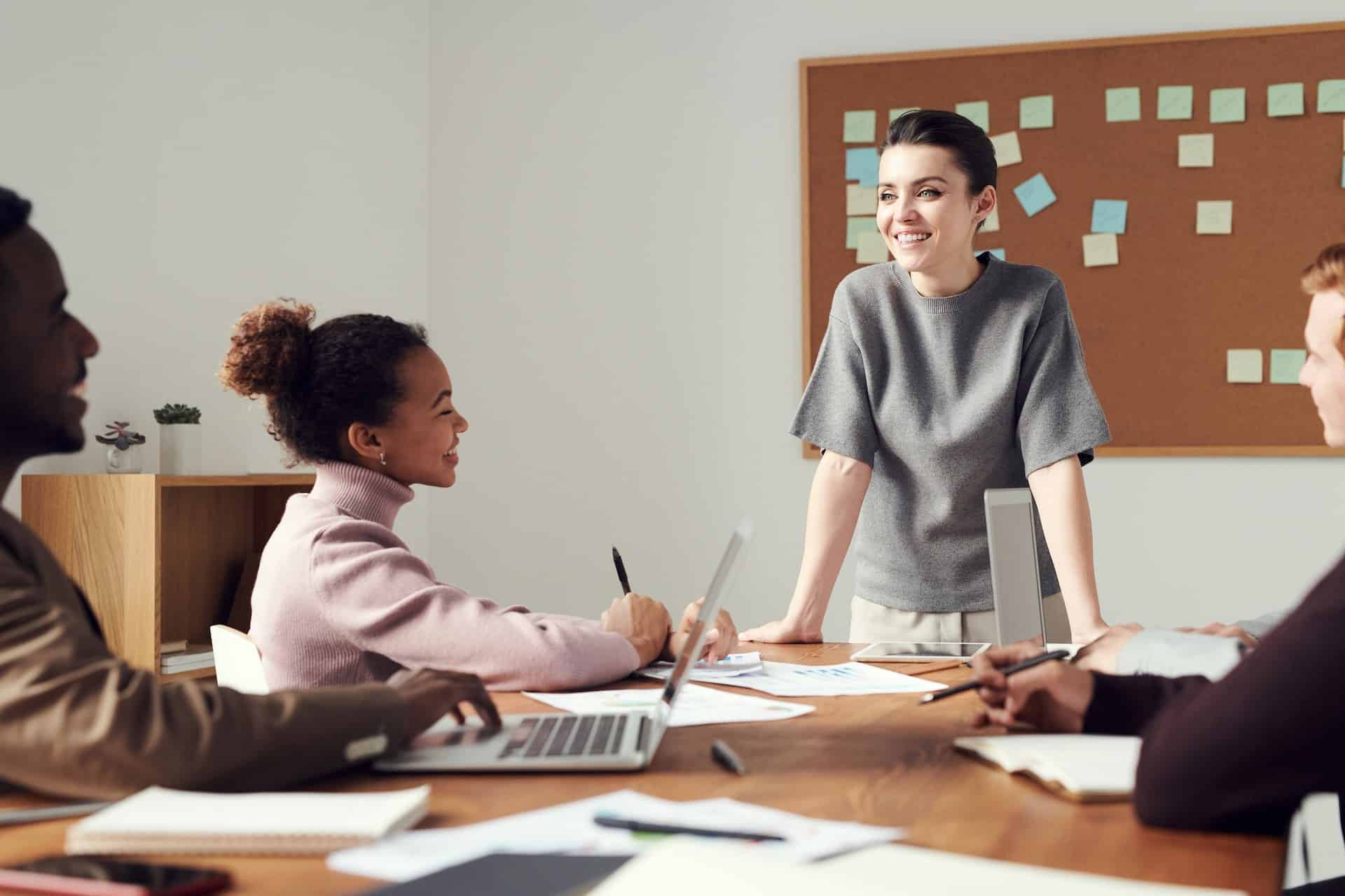 Mesa de trabajo en una oficina, equipo de Marketing
